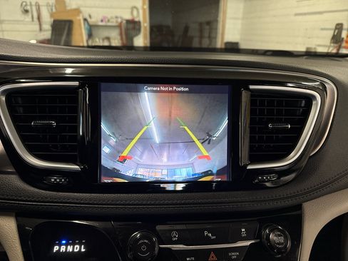 Used 2018 Chrysler Pacifica Limited image 16