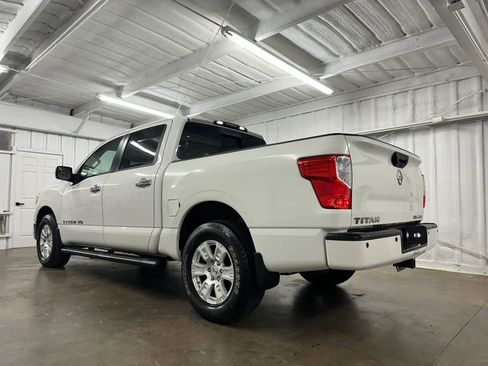 Used 2018 Nissan Titan SV w/ SV Convenience Package AWD/4WD image 8