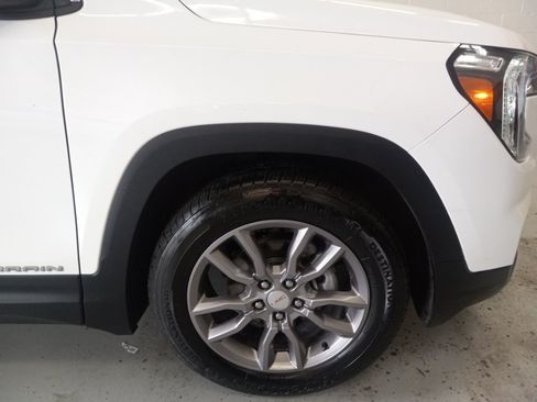 Used 2024 GMC Terrain SLT FWD image 3