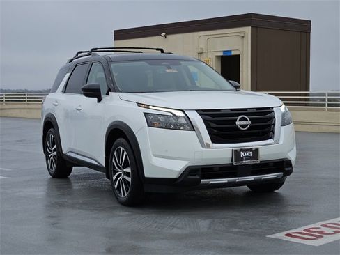 Used 2025 Nissan Pathfinder Platinum image 3