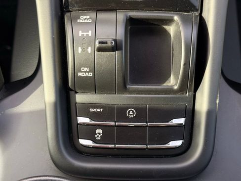 Used 2017 Porsche Cayenne image 24