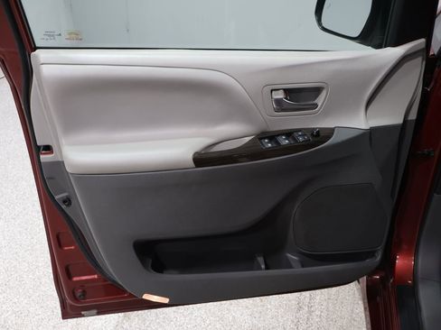 Used 2020 Toyota Sienna XLE image 12