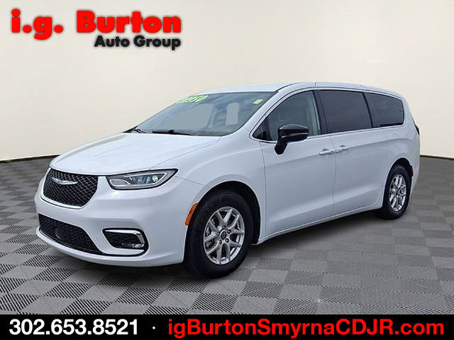 Used 2024 Chrysler Pacifica Touring-L FWD image 3