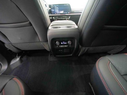 Used 2024 Chevrolet Traverse RS AWD/4WD image 22