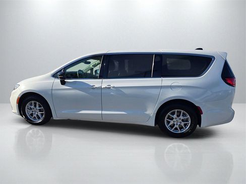 Used 2024 Chrysler Pacifica Touring-L image 8