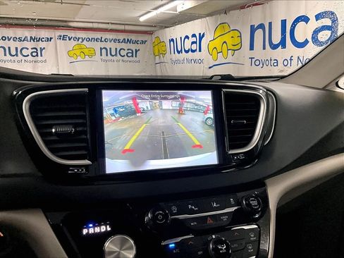 Used 2023 Chrysler Pacifica Touring-L FWD image 18