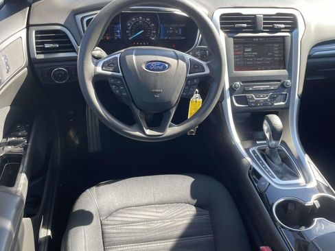 Used 2016 Ford Fusion SE FWD image 11