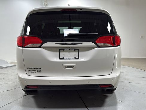 Used 2020 Chrysler Pacifica Touring-L image 4