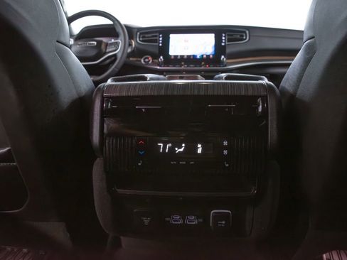 Used 2024 Jeep Wagoneer L Series II w/ Flexible Seating Group RWD image 38