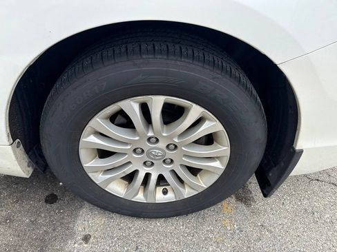 Used 2017 Toyota Sienna XLE w/ XLE Navigation Package FWD image 11