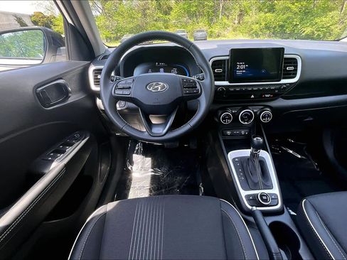 Used 2025 Hyundai Venue Limited FWD image 6