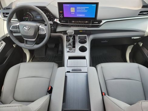 New 2026 Toyota Sienna XLE image 24
