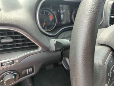 Used 2020 Jeep Cherokee Latitude FWD image 20