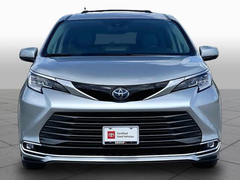Used 2023 Toyota Sienna Limited FWD image 4