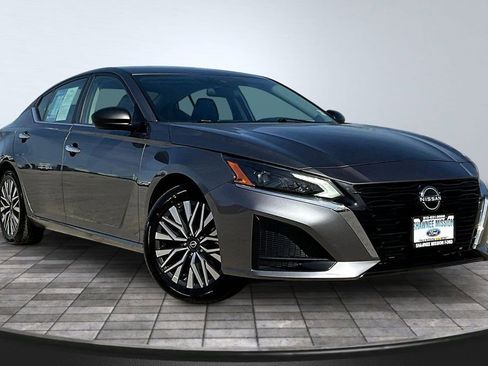 Used 2024 Nissan Altima 2.5 SV FWD image 3