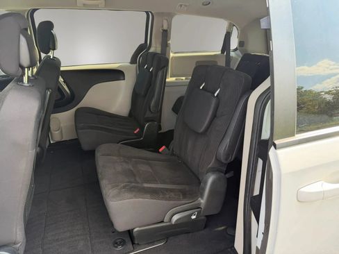Used 2018 Dodge Grand Caravan SE w/ UConnect Hands-Free Group FWD image 3