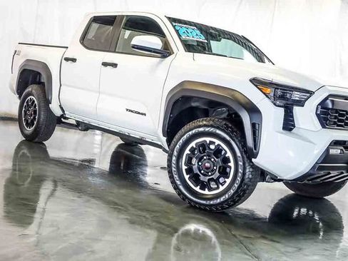 Used 2025 Toyota Tacoma TRD Off-Road AWD/4WD image 5