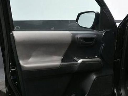 Used 2018 Toyota Tacoma SR5 image 14
