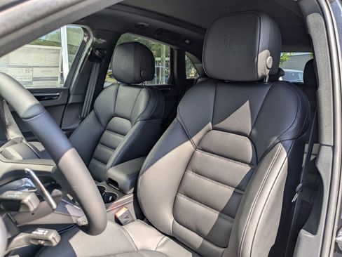Certified 2025 Porsche Macan image 5