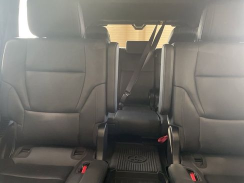 Used 2024 Toyota Sequoia Platinum AWD/4WD image 28