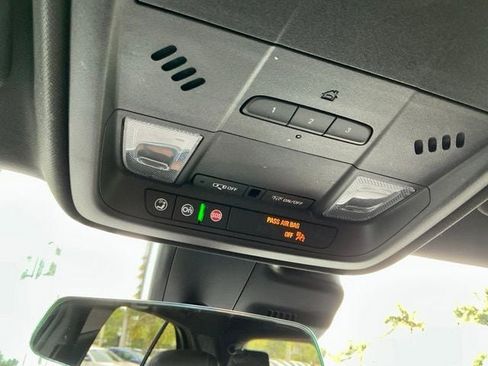 Used 2022 Cadillac XT4 Luxury w/ Cold Weather Package FWD image 32