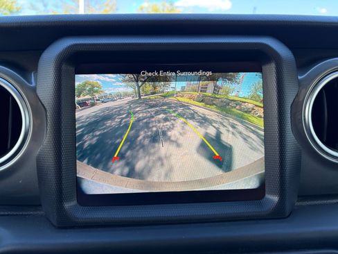 Used 2023 Jeep Wrangler Unlimited Sahara AWD/4WD image 16
