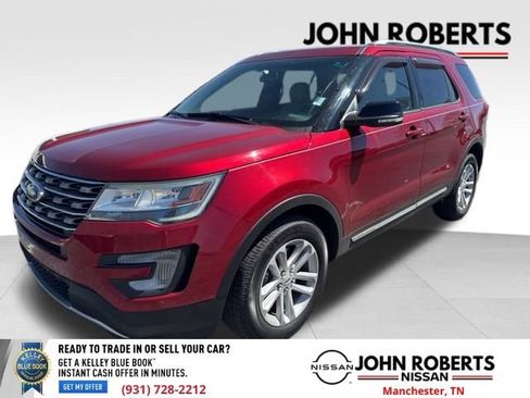 Used 2017 Ford Explorer XLT image 3