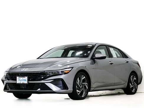 Used 2025 Hyundai Elantra Limited FWD image 3