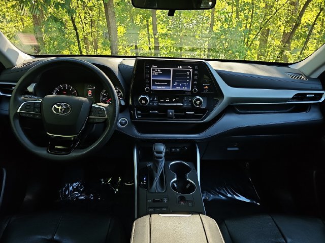 Used 2021 Toyota Highlander L AWD/4WD image 18
