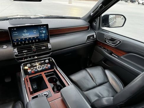 Used 2024 Lincoln Navigator Reserve image 15
