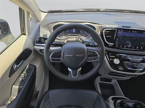 Used 2024 Chrysler Pacifica Limited FWD image 13