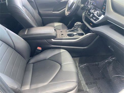 Certified 2024 Toyota Highlander XLE FWD image 31