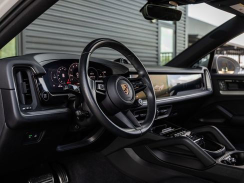 Certified 2024 Porsche Cayenne Coupe AWD/4WD image 4