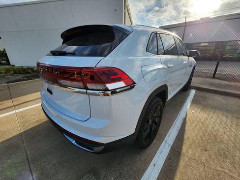 Used 2024 Volkswagen Atlas Cross Sport SE w/ Panoramic Sunroof Package FWD image 4