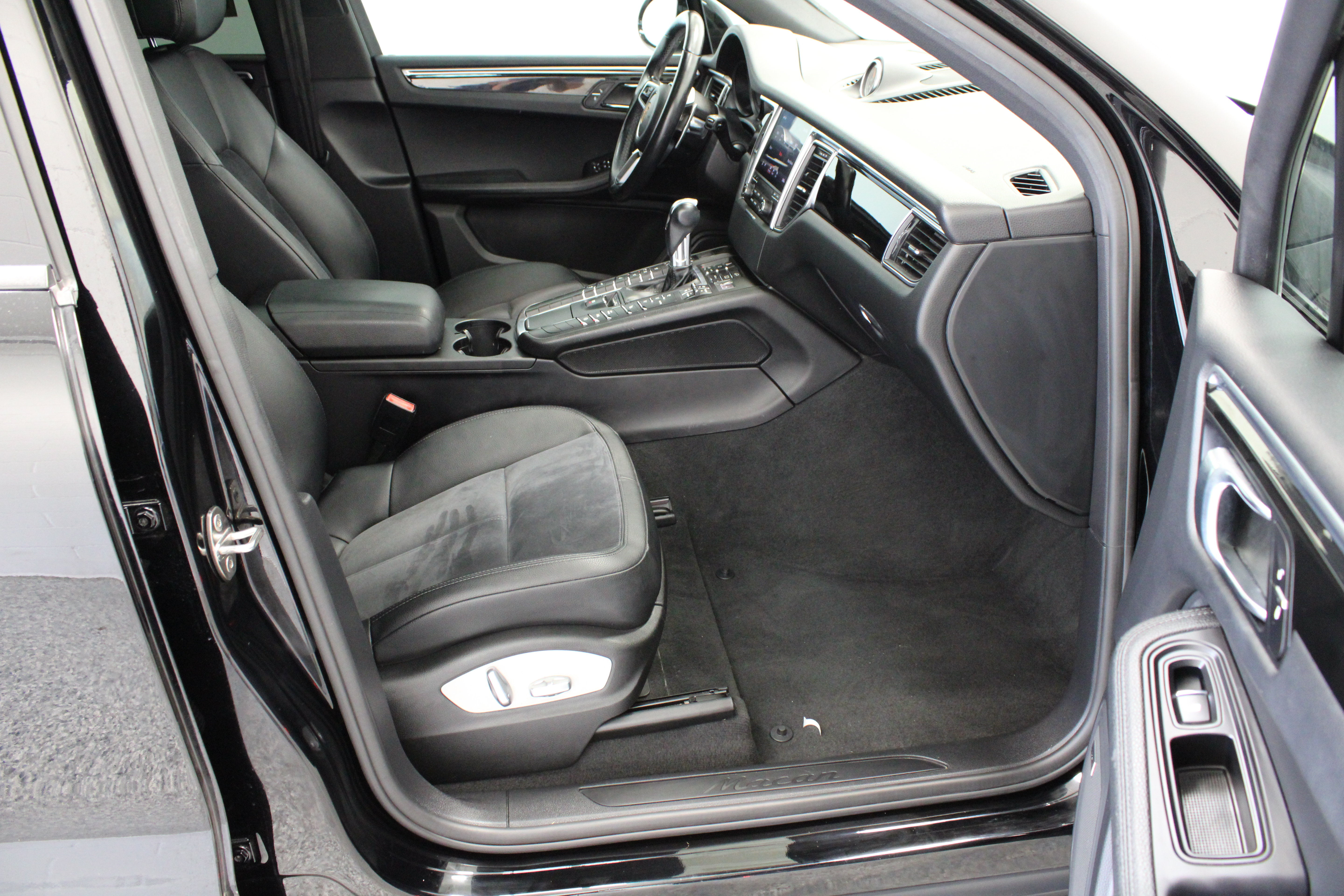 Used 2018 Porsche Macan Sport Edition AWD/4WD image 38
