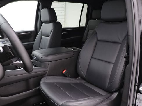 Used 2025 Chevrolet Suburban Z71 image 17