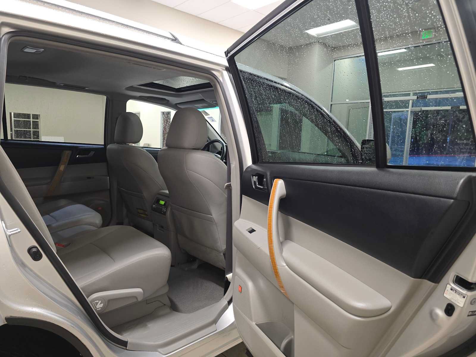 Used 2010 Toyota Highlander Limited AWD/4WD image 27