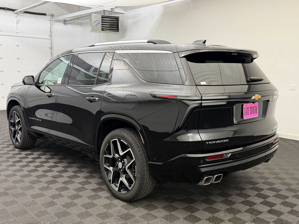 Used 2025 Chevrolet Traverse High Country FWD image 3