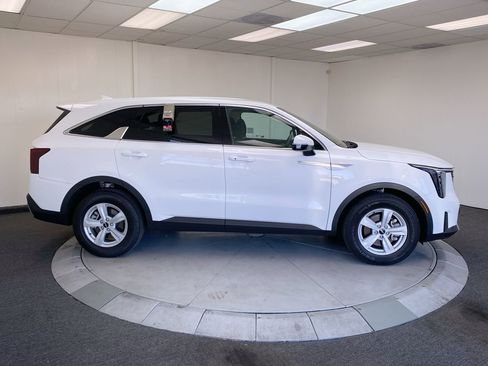 Certified 2025 Kia Sorento LX image 6