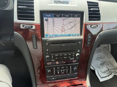 Used 2010 Cadillac Escalade 2WD image 16