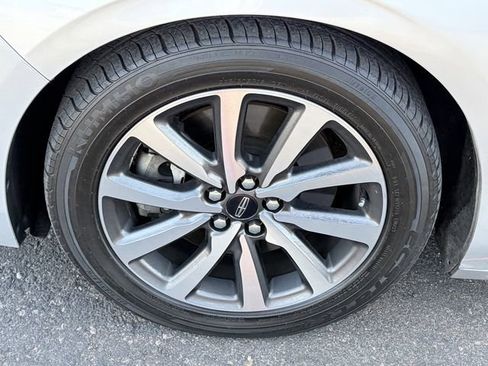 Used 2019 Lincoln Continental Premiere image 4