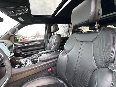 Used 2024 Jeep Wagoneer L Base w/ Premium Group I image 17