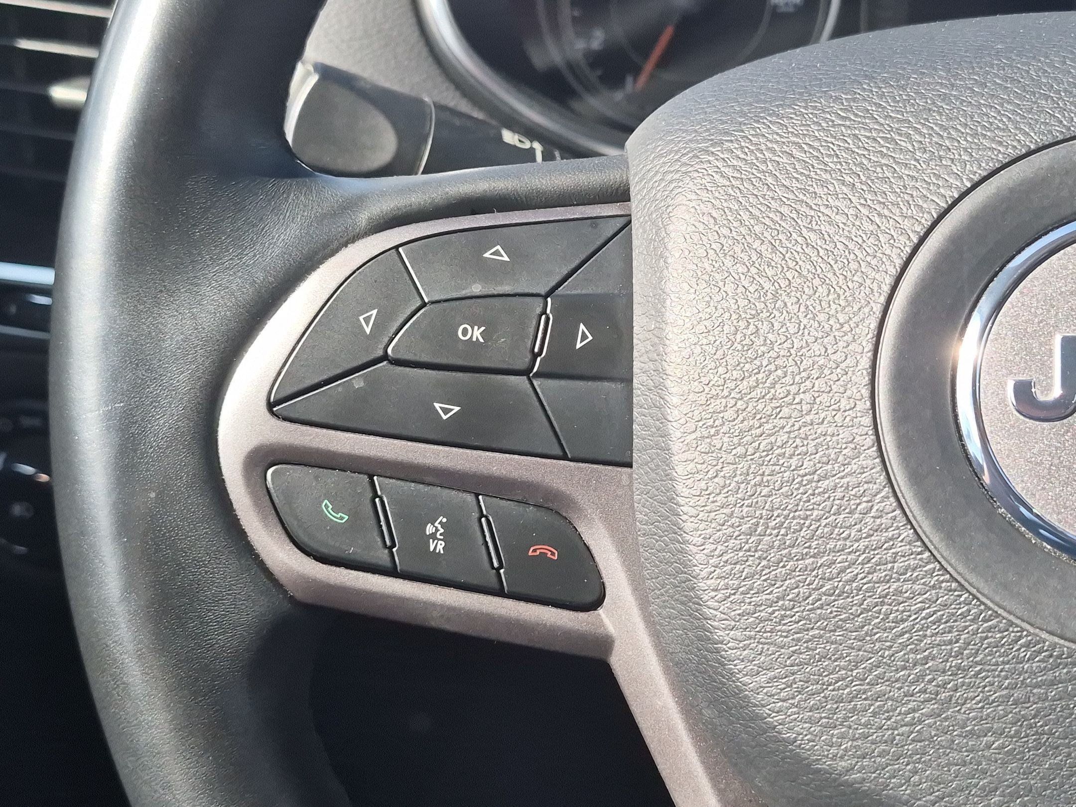 Used 2019 Jeep Cherokee Latitude Plus w/ Comfort/Convenience Group AWD/4WD image 17