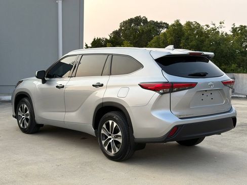 Used 2022 Toyota Highlander XLE AWD/4WD image 3