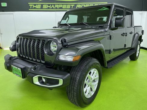 Used 2023 Jeep Gladiator Sport image 5