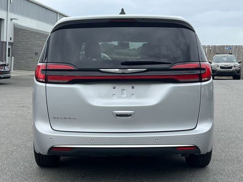 Used 2024 Chrysler Pacifica Touring-L FWD image 12