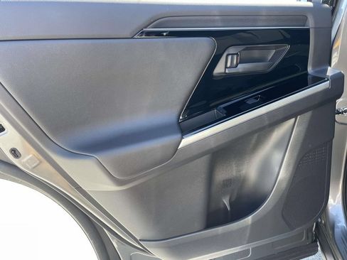 Used 2025 Toyota bZ4X FWD image 3