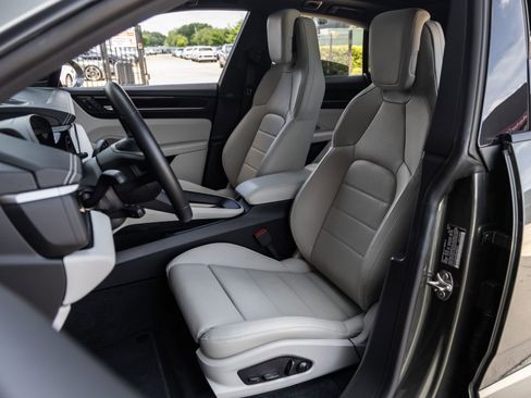 Certified 2025 Porsche Macan 4 Electric AWD/4WD image 5
