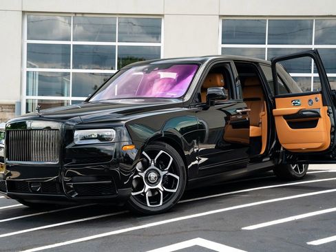 Used 2022 Rolls-Royce Cullinan Black Badge AWD/4WD image 2