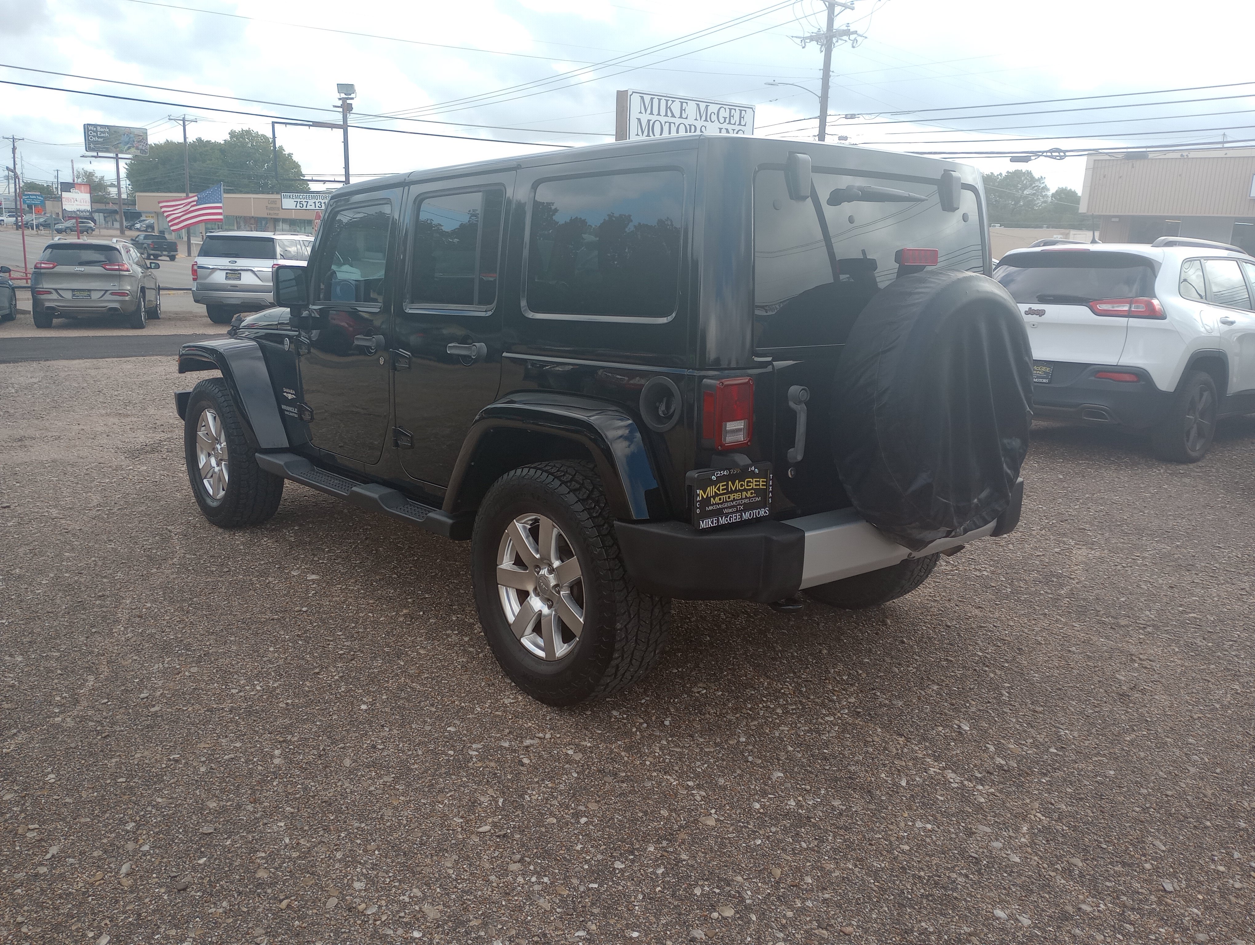 Used 2012 Jeep Wrangler Unlimited Sahara w/ Dual Top Group AWD/4WD image 5